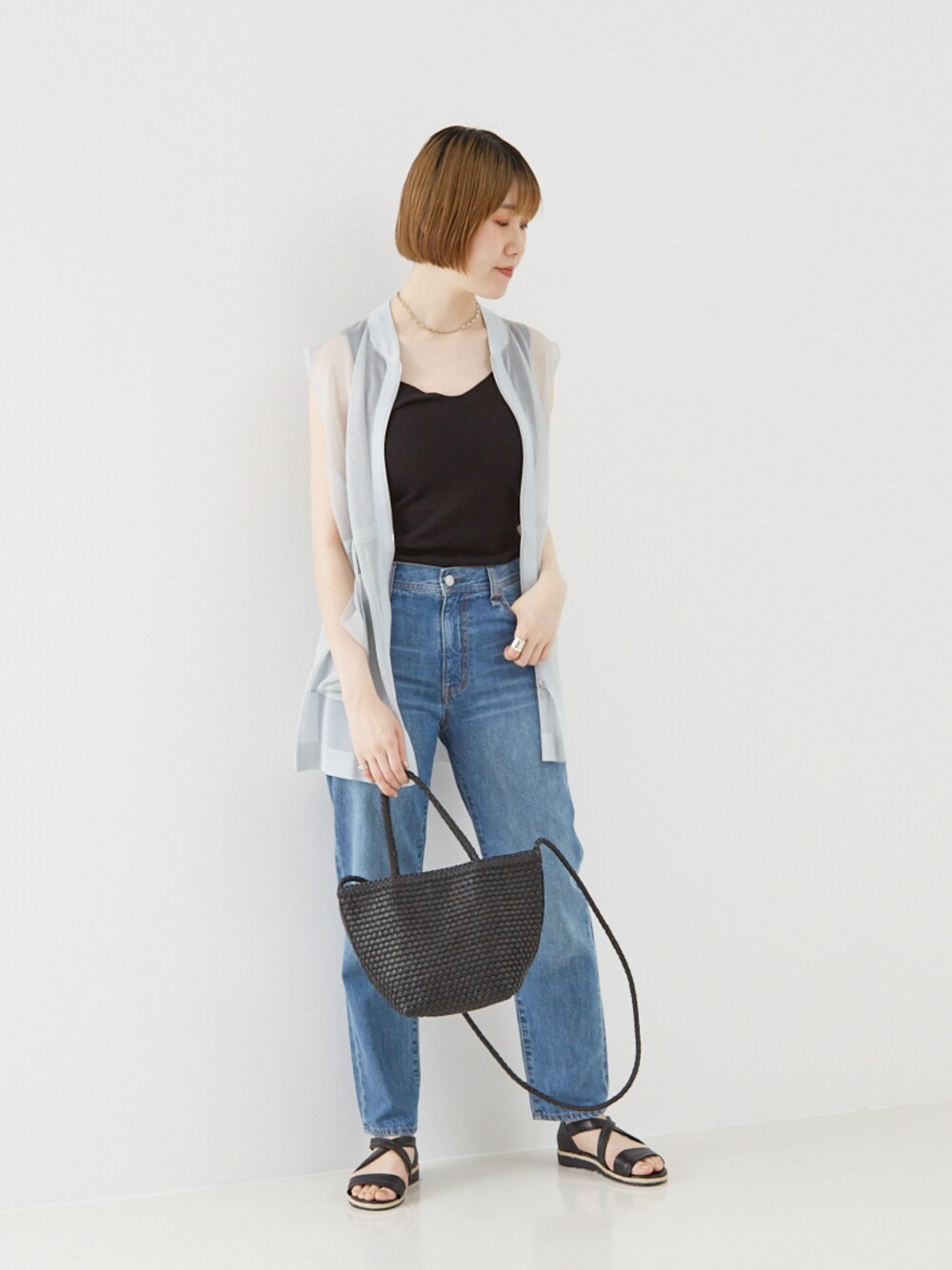 「夏コーデ、ショルダーバッグ、デニム、デニムコーデ、サンダル、タンクトップ、ジレ、レイヤードスタイル、高身長、高身長コーデ、シンプルコーデ、シンプルスタイル、ブラック、テーパードデニム、高身長女子」｜「collexの定番人気！ボーイズライクデニムパンツ（デニムパンツ、ブルー系）」を使った、yukikoさん（レディース・166cm）の夏コーディネートの1枚目の写真