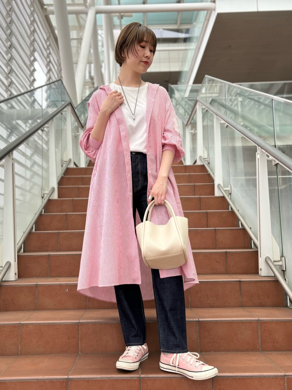 「ピンク、デニム、スニーカー、春コーデ、ストライプシャツ、刺繍、刺繍ワンピース、シャツワンピース、ワンピースコーデ、Tシャツ×デニム、白Tシャツ、ワンピーススタイル、高身長、高身長女子、高身長コーデ」｜「collexのチューブハンドル2WAYミニトートバッグ（トートバッグ、グレー系）」を使った、yukikoさん（レディース・166cm）の春コーディネートの1枚目の写真