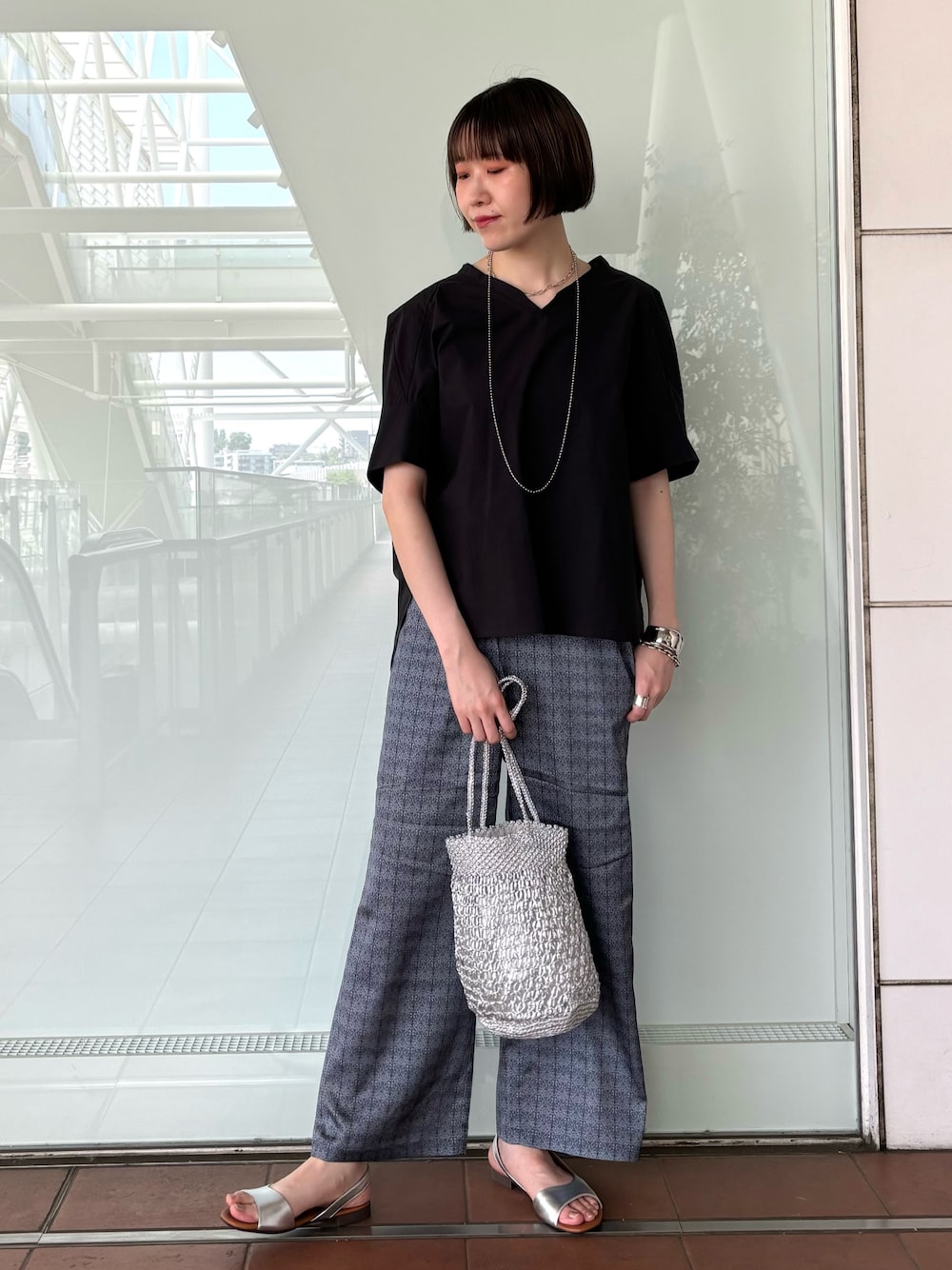 「夏コーデ、きれいめカジュアル、お出かけコーデ、シンプル、30代コーデ、シルバーアクセサリー、高身長女子、シンプルコーデ、シンプルスタイル、マクラメバッグ、ブラウス、シルバーバッグ、高身長コーデ、柄パンツ、サンダルコーデ」｜「collexのオフスタンドカラーコットンブラウス（シャツ/ブラウス、ブラック系）」を使った、yukikoさん（レディース・166cm）の夏コーディネートの1枚目の写真