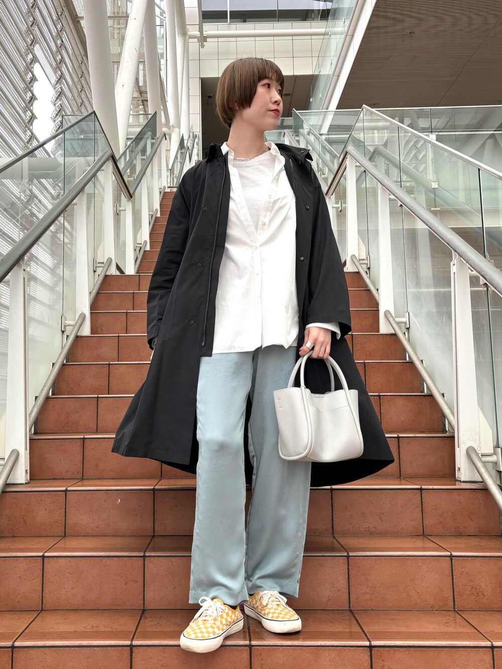 「シンプルスタイル、パンツコーデ、スニーカーコーデ、楽チンコーデ、春アウター、ショルダーバッグ、ハンドバッグ、白シャツ、サテンパンツ、春コート、ロングコート、シンプルカジュアル、オトナカジュアル、カラーパンツ、高身長女子」｜「collexの＜手洗い可能＞リラックスサテンパンツ（その他パンツ、グリーン系）」を使った、yukikoさん（レディース・166cm）の春コーディネートの1枚目の写真