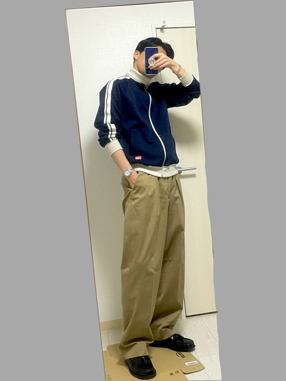 「カジュアルコーデ、休日コーデ、お洒落さんとつながりたい、秋コーデ、シンプルコーデ、革靴、トラックジャケット、チノパン、ローファー」｜「Onitsuka Tigerのアイテム（ジャージ、ブルー系）」を使った、taronosuke33さん（メンズ・178cm）の秋コーディネートの1枚目の写真