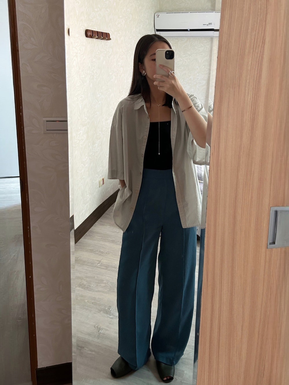 「夏ファッション、カジュアルコーデ、シンプル」｜「AZUL by moussyのRELATECH CENTER SEAM WIDE PT/リラテックセンターシームワイドパンツ（その他パンツ、ブルー系）」を使った、noobiさん（レディース・163cm）の夏コーディネートの1枚目の写真