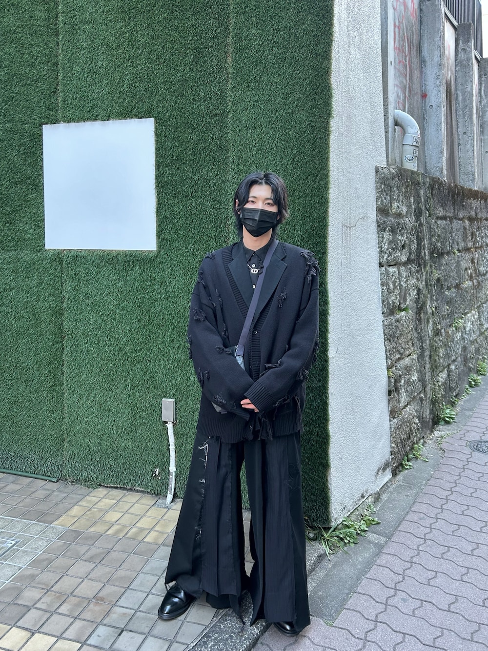 「DANKE SCHONのDankeSchon/ダンケシェーン/PREMIUM COTTON OVERSIZE DAMEGE KNIT CARDIGAN/ダメージニットカーディガン（カーディガン/ボレロ、ブラック系）」を使った、novaさん（メンズ・170cm）の冬コーディネートの1枚目の写真