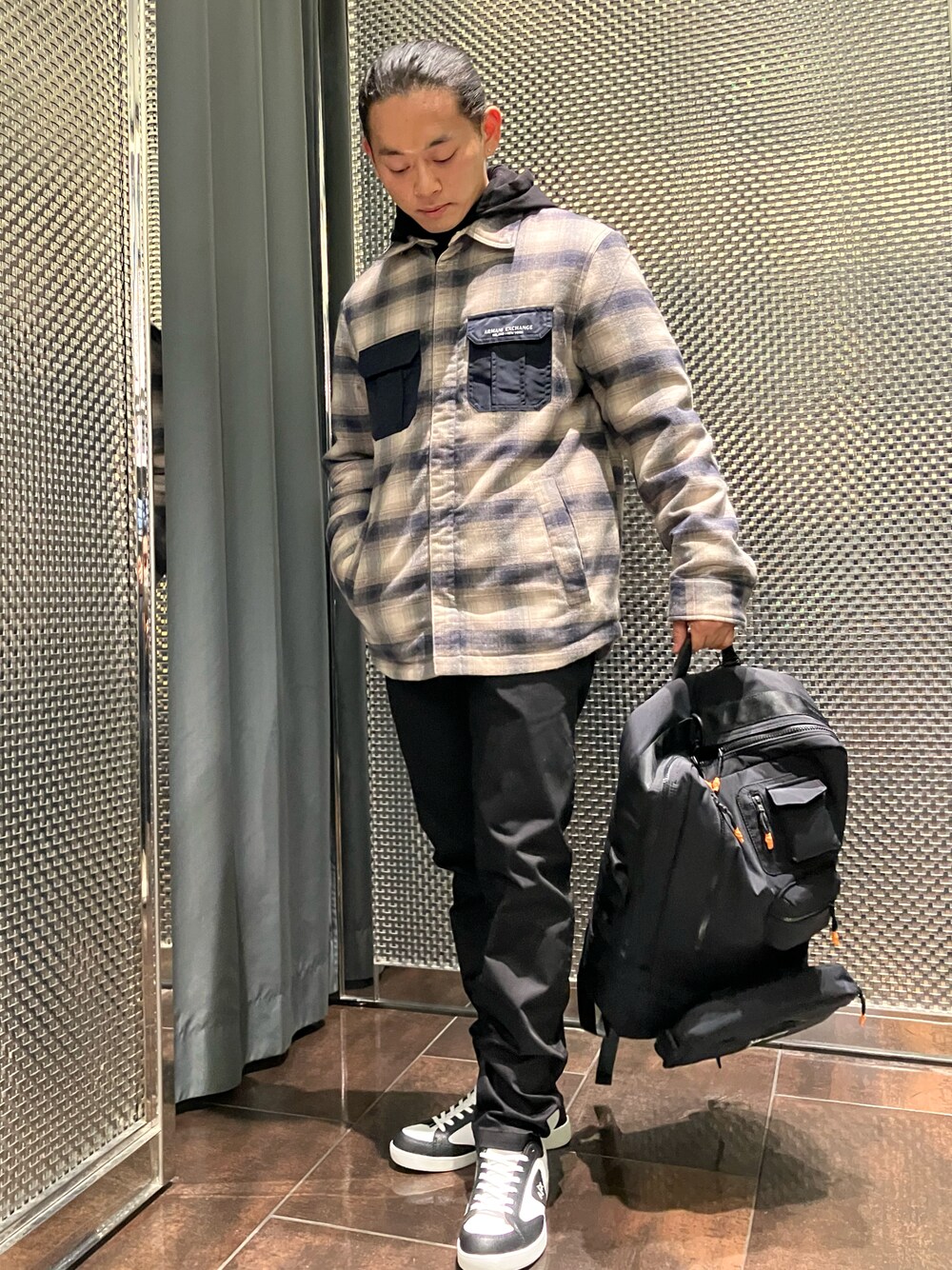 「秋服コーデ、メンズファッション、休日コーデ、AXchanger、AXchange、アルマーニエクスチェンジ、スニーカー、シャツスタイル、低身長」｜「ARMANI EXCHANGEの【A|X アルマーニ エクスチェンジ】チェックデザイン　シャツジャケット（その他アウター、ホワイト系）」を使った、AOKINGさん（メンズ・165cm）の秋コーディネートの1枚目の写真
