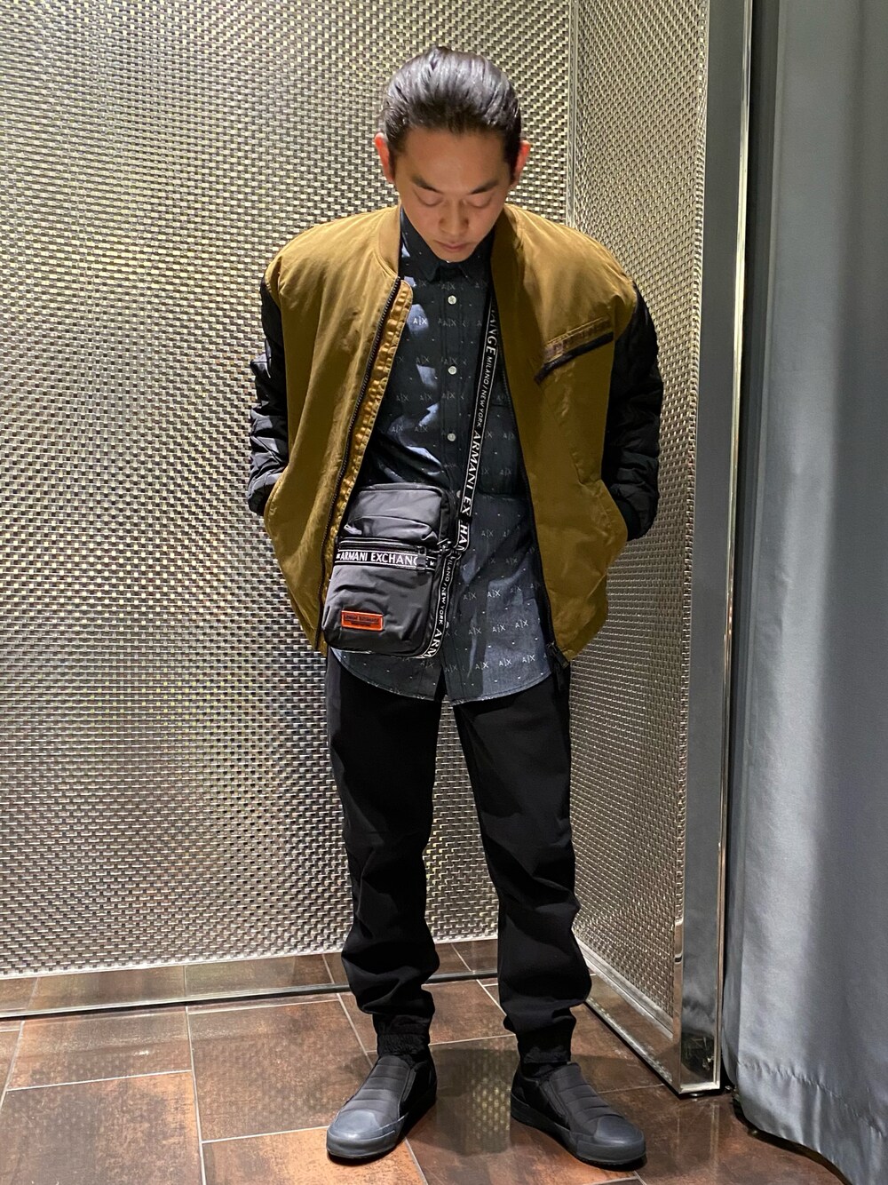 「AXchanger、AXchange、アルマーニエクスチェンジ、休日コーデ、秋のコーデ、メンズコーデ、レイヤードスタイル、低身長コーデ」｜「ARMANI EXCHANGEの【A|X アルマーニ エクスチェンジ】ストレッチコットンパンツ（チノパンツ、ブラック系）」を使った、AOKINGさん（メンズ・165cm）の秋コーディネートの1枚目の写真