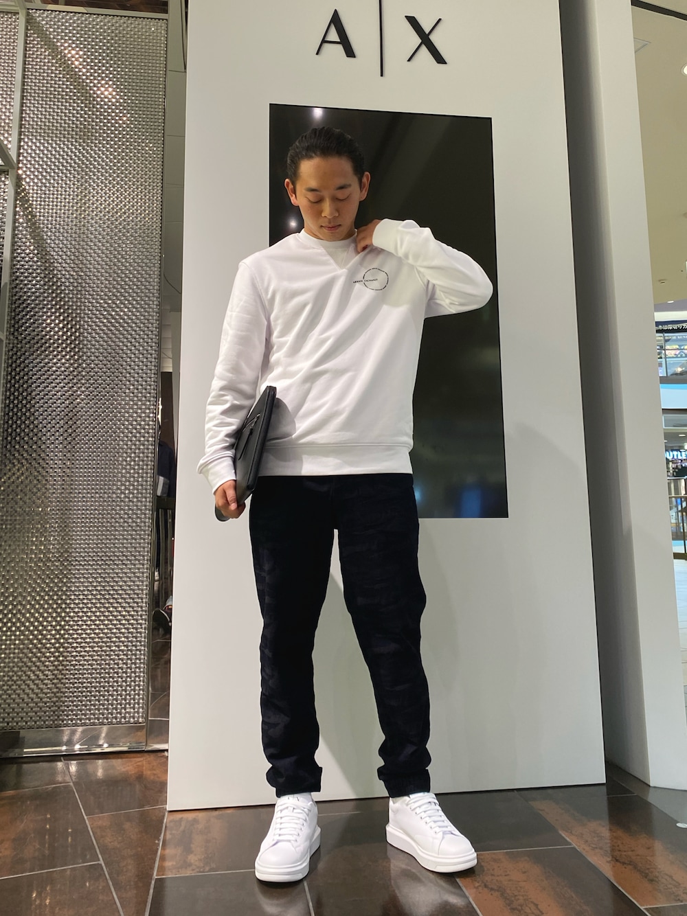 「AXchange、AXchanger、アルマーニエクスチェンジ、白スウェット、白トップス、白スニーカー、クラッチバッグ、カモフラパンツ、カモ柄、休日スタイル」｜「ARMANI EXCHANGEの【A|X アルマーニ エクスチェンジ】カモフラージュ柄　デニムジョガーパンツ（チノパンツ、ブルー系）」を使った、AOKINGさん（メンズ・165cm）の秋コーディネートの1枚目の写真