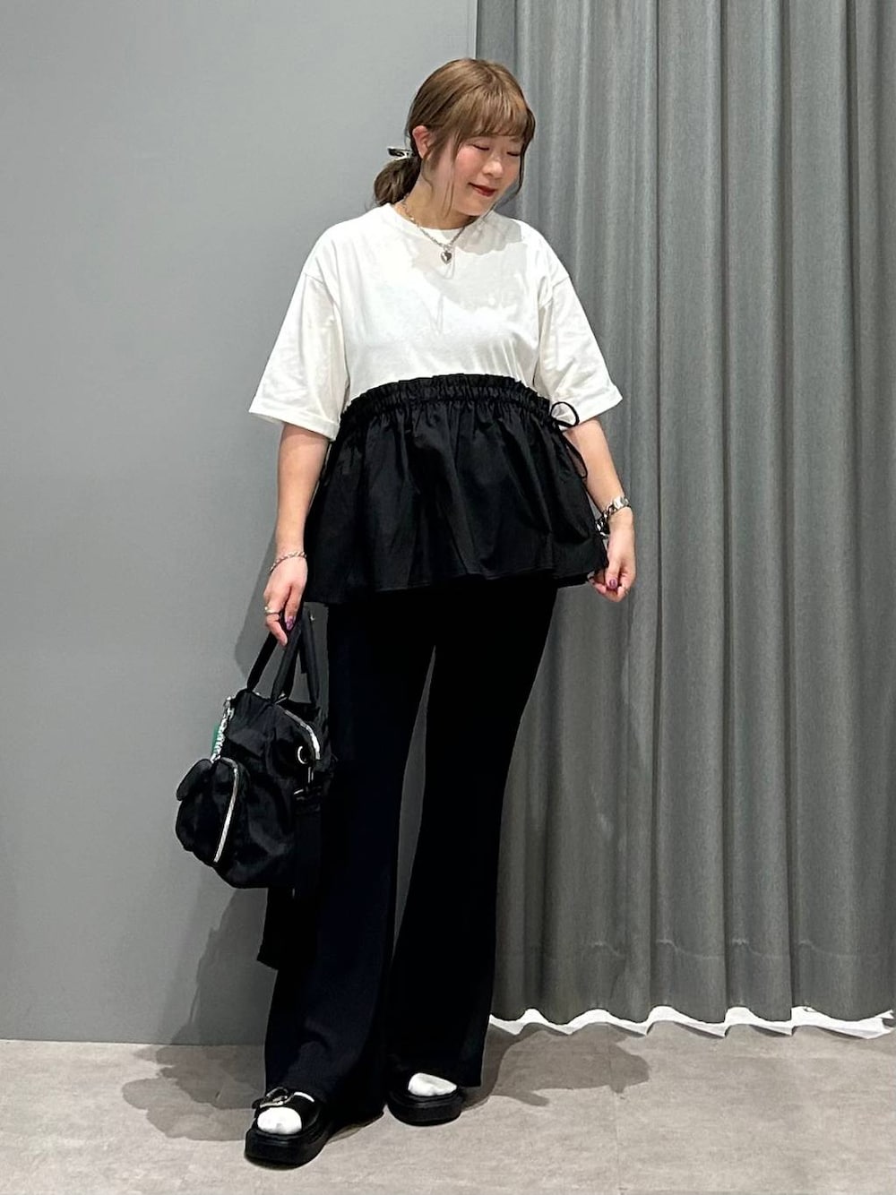 ブラック系のトートバッグ、ブラック系のサンダル、ブラック系のその他パンツを着用したレディースの春コーディネートの1枚目の写真