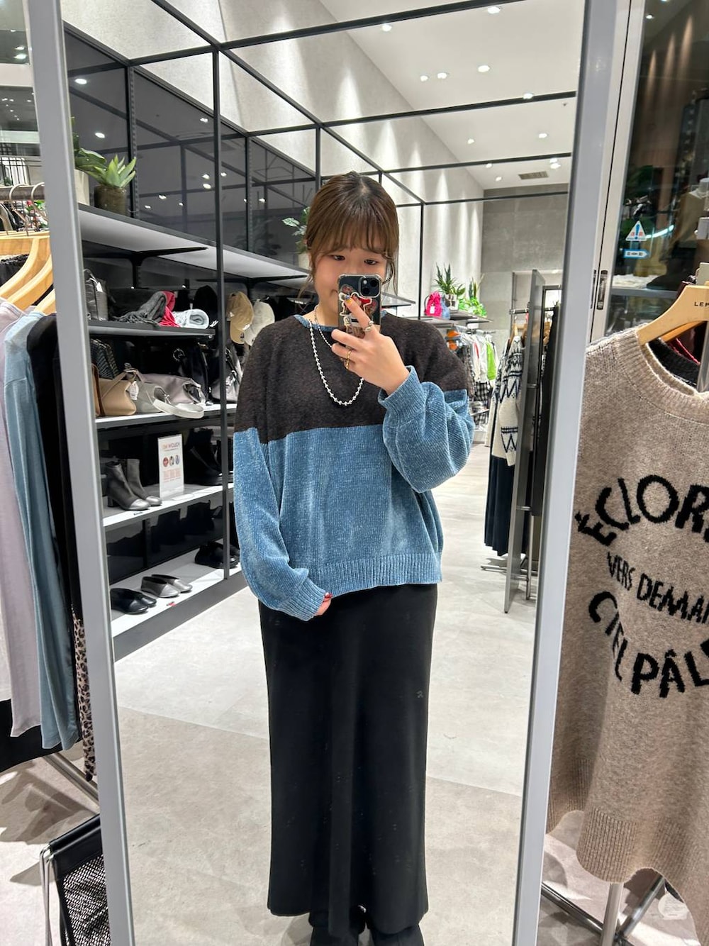 ブラック系のスカート、ブラック系のその他シューズ、ブラック系のニット/セーターを着用したレディースの秋コーディネートの1枚目の写真