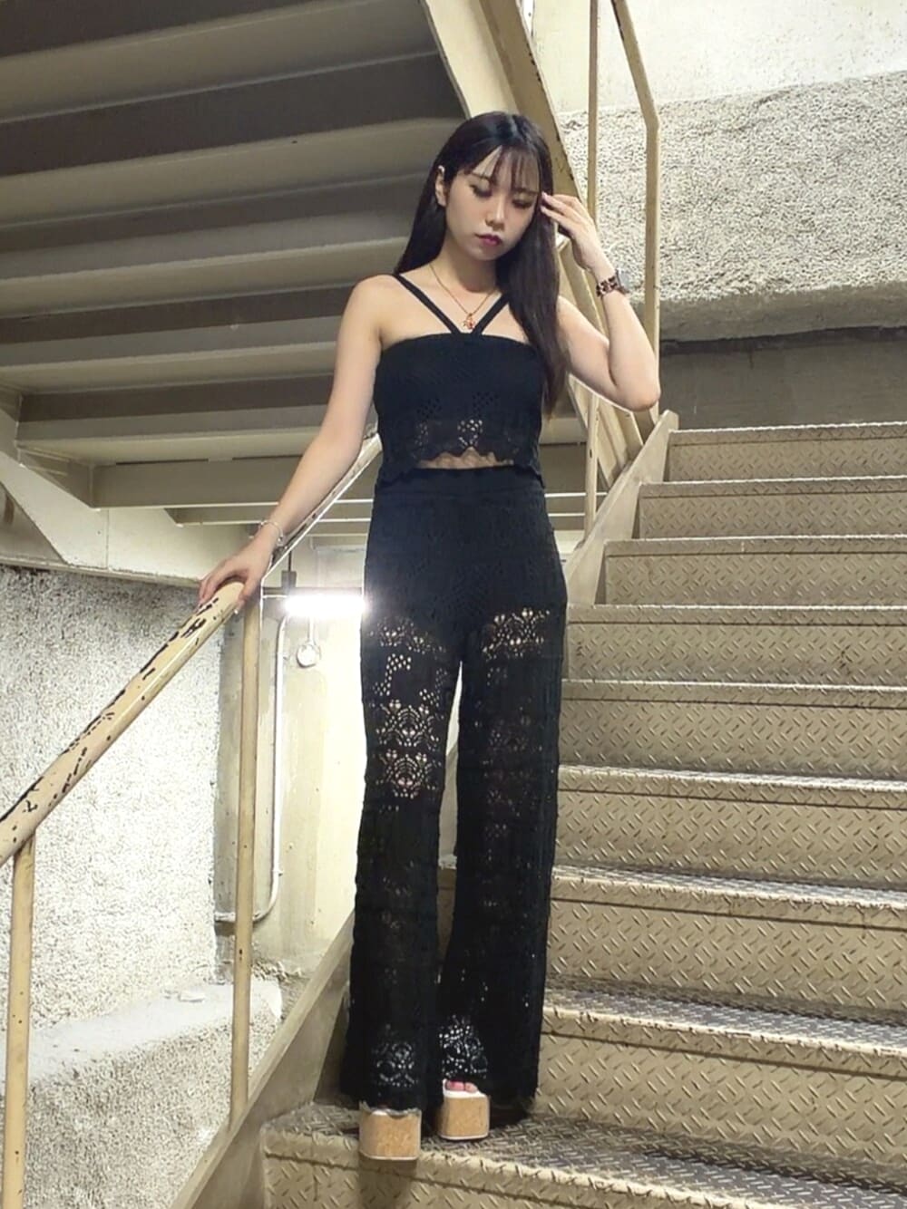 ブラック系のその他パンツ、ブラック系のキャミソール、ホワイト系のサンダルを着用したレディースの夏コーディネートの1枚目の写真