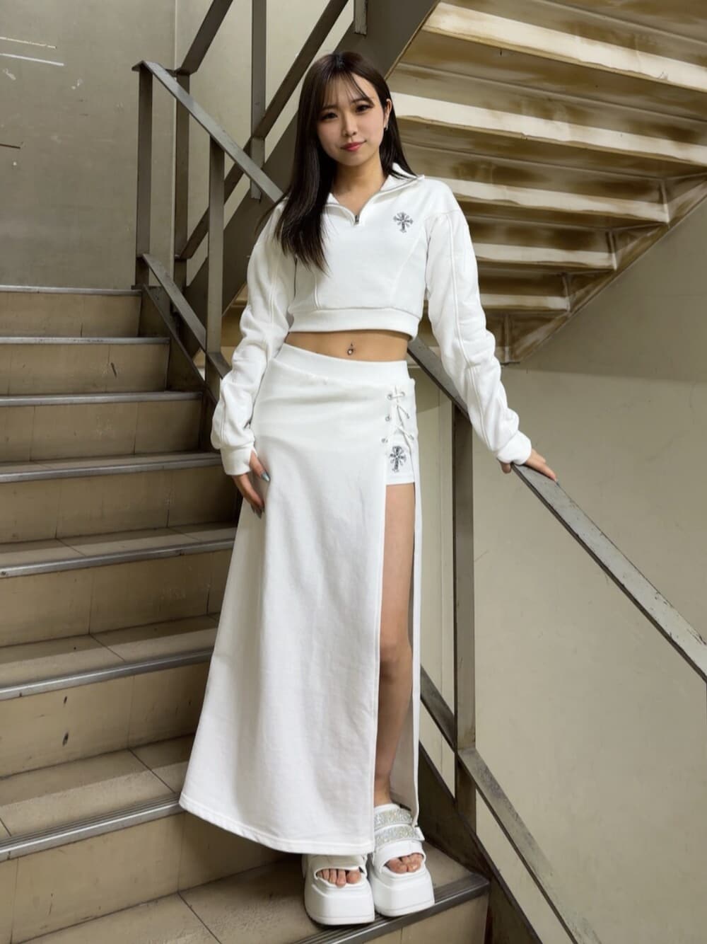 ホワイト系のスカート、ホワイト系のスウェット、ホワイト系のサンダルを着用したレディースの冬コーディネートの1枚目の写真