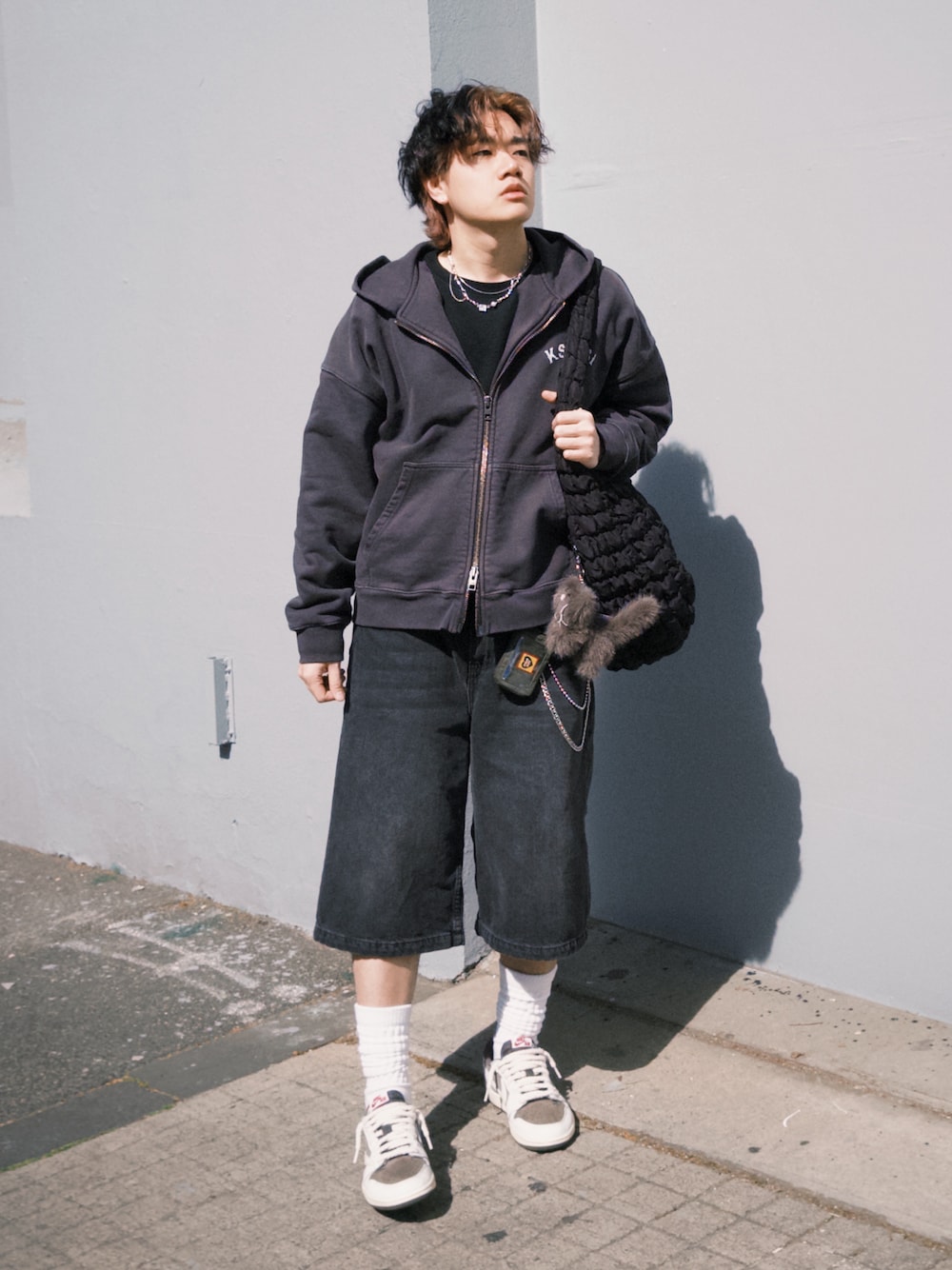 「AIR JORDANのアイテム（スニーカー、ブラウン系）」を使った、shawnchiu8585さん（メンズ・183cm）の秋コーディネートの1枚目の写真