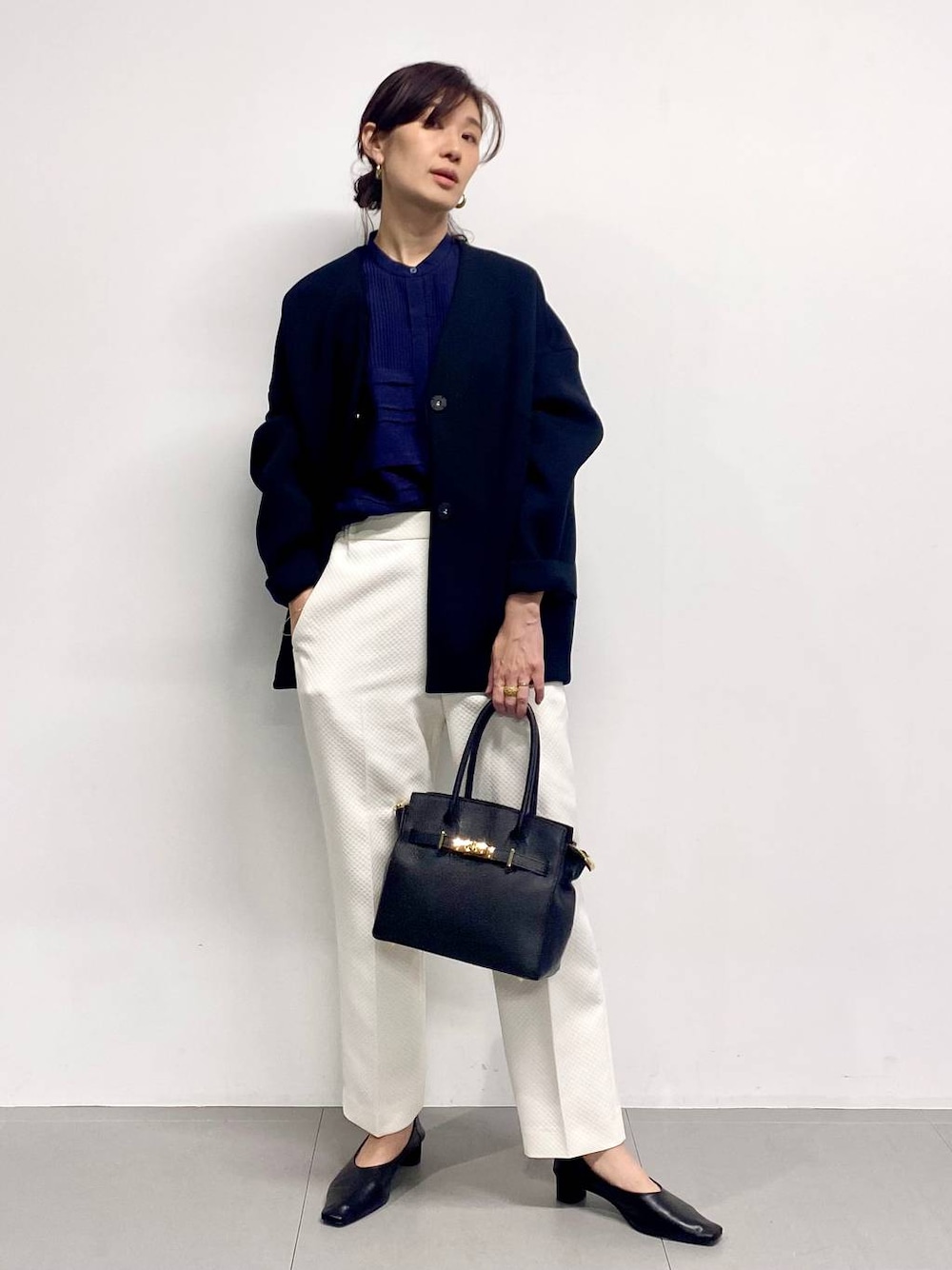「きれいめ、ベーシック/シンプル、ママコーデ、冬コーデ、高身長、大人カジュアル、きれいめカジュアル、オケージョン、入学式・卒業式、ブラウス、白パンツ、ジャケット、ジャケットスタイル、ブルゾン、モノトーン」｜「BARNYARDSTORMの【Mazell】2WAYイージーパンプス（パンプス、ブラック系）」を使った、yumi.さん（レディース・165cm）の冬コーディネートの1枚目の写真