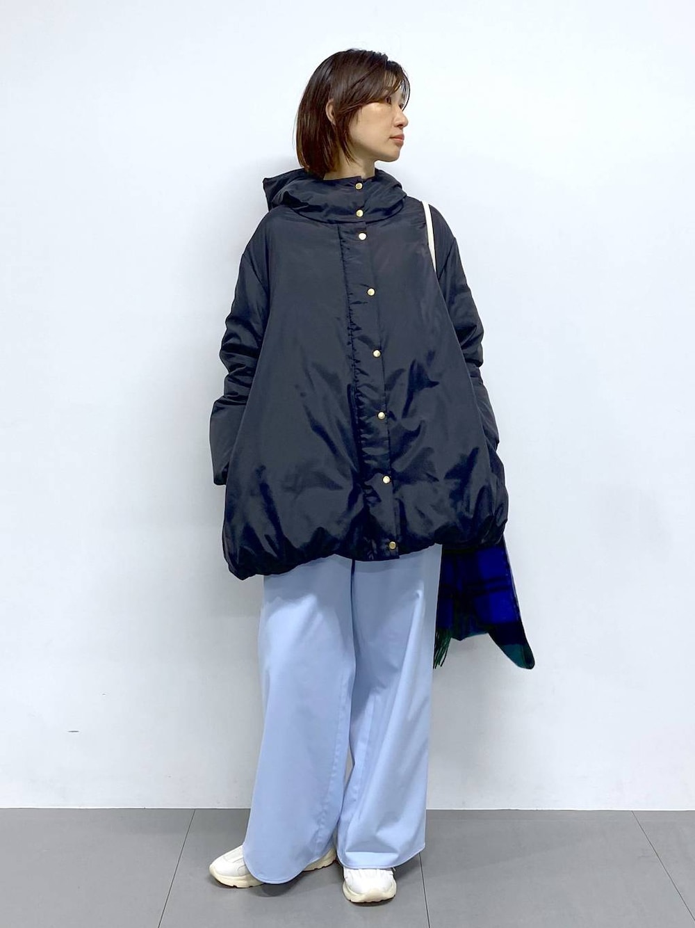 ホワイト系のショルダーバッグ、ブラック系のダウンジャケット/コート、ブルー系のその他パンツを着用したレディースの秋コーディネートの1枚目の写真