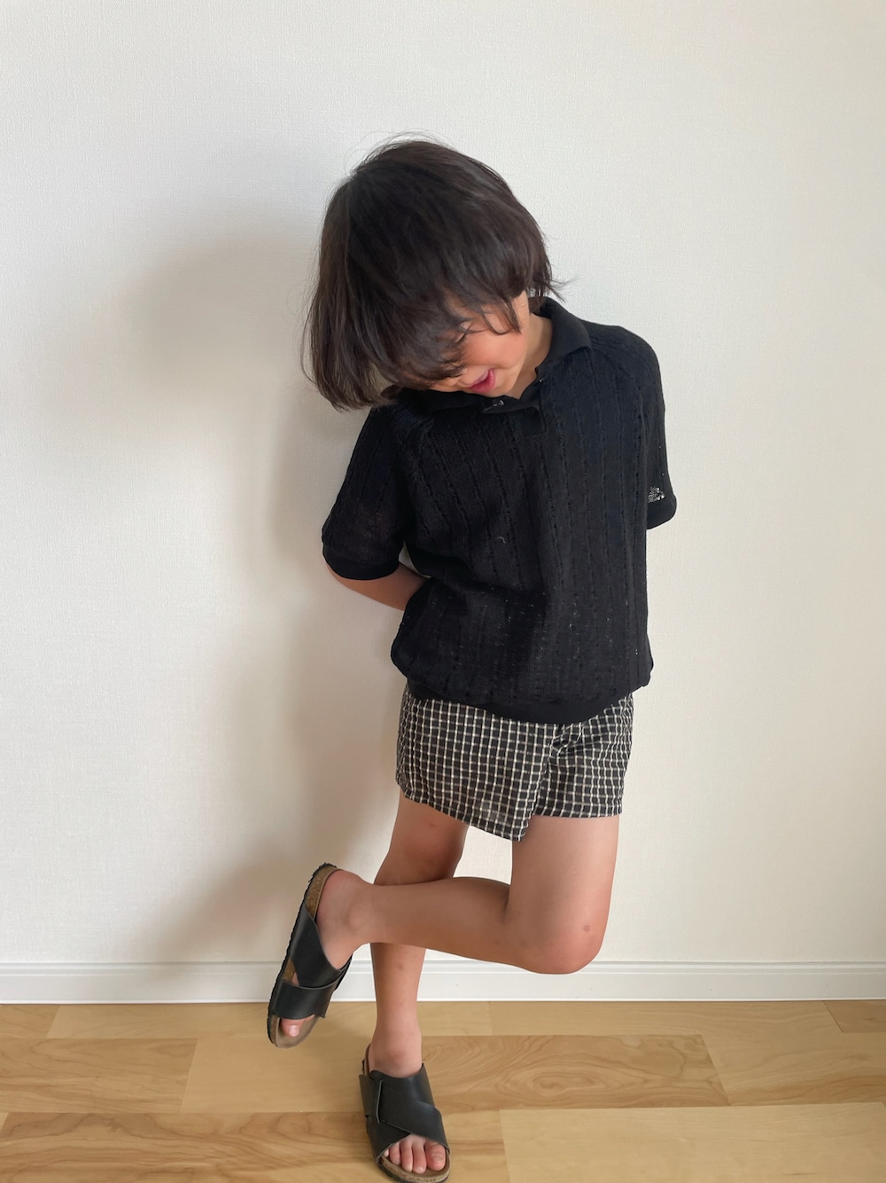 「韓国子供服、夏コーデ、キッズコーデ、キッズファッション、むすこーで、男の子、男の子コーデ、小学生、小学生コーデ、サマーニット、ショートパンツ、キッズ」｜「urbanrabbitのアイテム（ニット/セーター、ブラック系）」を使った、3kids monさん（キッズ・127cm）の夏コーディネートの1枚目の写真