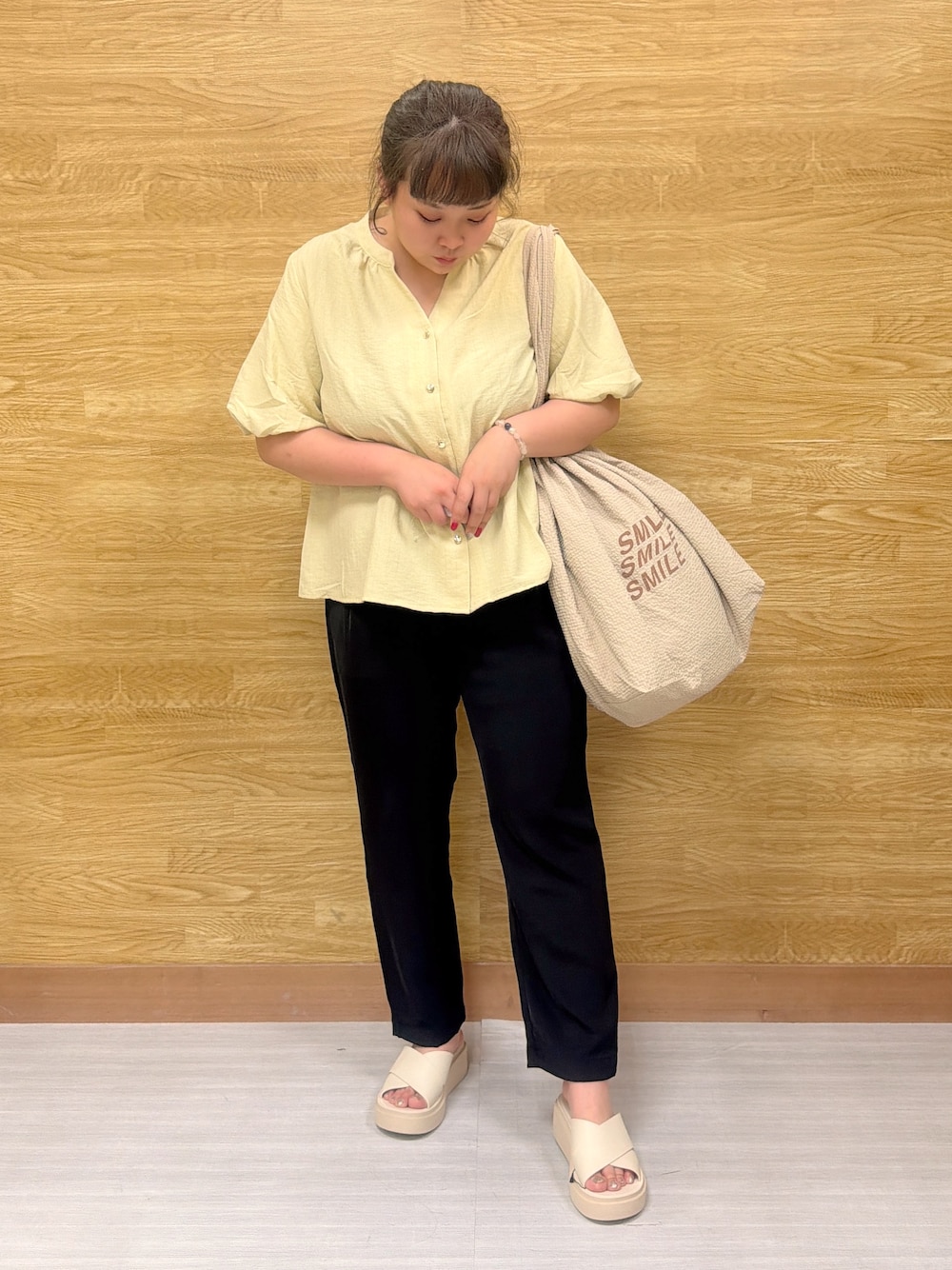 イエロー系のシャツ/ブラウス、ブラック系のその他パンツ、ベージュ系のサンダルを着用したレディースの夏コーディネートの1枚目の写真