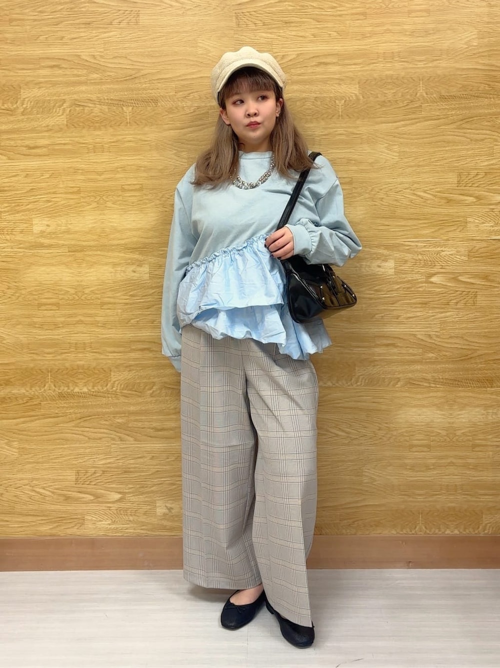 ブルー系のスウェット、ブルー系のその他パンツ、ブラック系のその他シューズを着用したレディースの冬コーディネートの1枚目の写真
