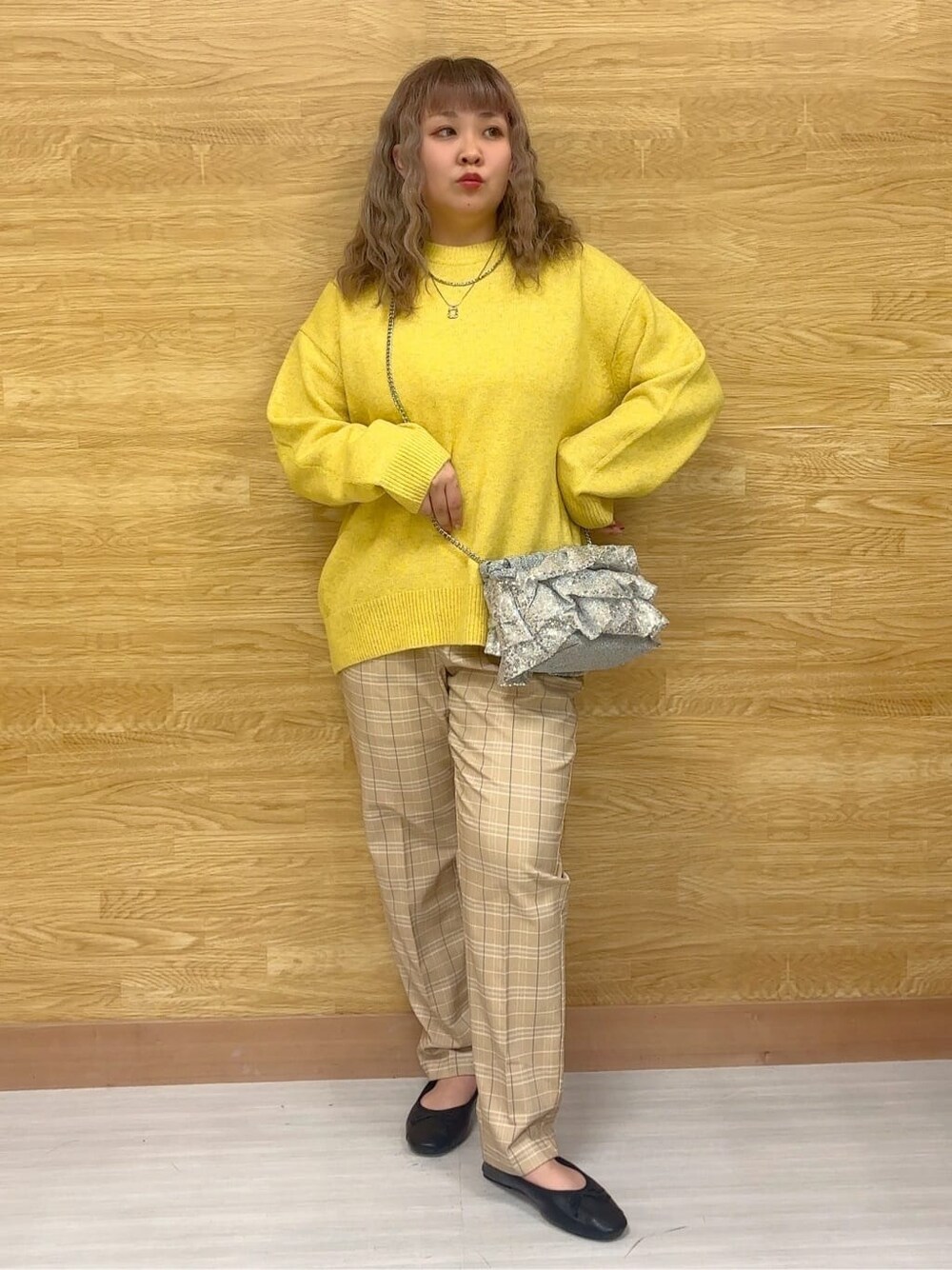 イエロー系のニット/セーター、ベージュ系のその他パンツ、ブラック系のその他シューズを着用したレディースの冬コーディネートの1枚目の写真