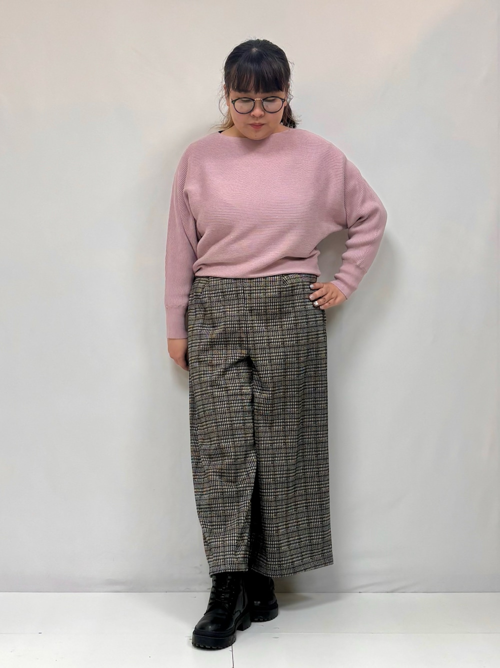 ブラウン系のその他パンツ、ピンク系のニット/セーター、ブラック系のブーツを着用したレディースの冬コーディネートの1枚目の写真