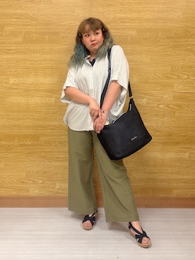 「SHOO・LA・RUE（シューラルー）の【ひんやり/洗濯機可/体型カバー】二の腕隠れる ゆるっと襟ギャザーレーヨンブラウス（シャツ/ブラウス、ホワイト系）」を使った、ぁむさん（レディース・151cm）の夏コーディネート