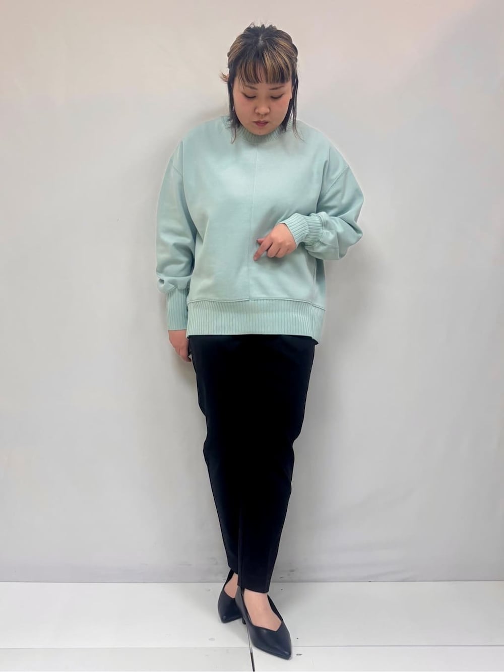 グリーン系のTシャツ/カットソー、ブラック系のその他パンツ、ブラック系のパンプスを着用したレディースの春コーディネートの1枚目の写真