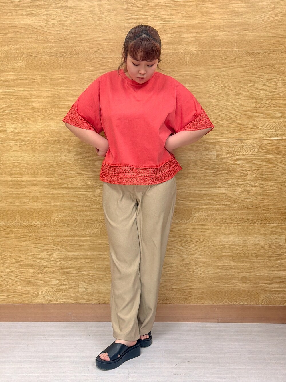 ベージュ系のその他パンツ、ブラック系のテーラードジャケット、オレンジ系のTシャツ/カットソーを着用したレディースの春コーディネートの1枚目の写真