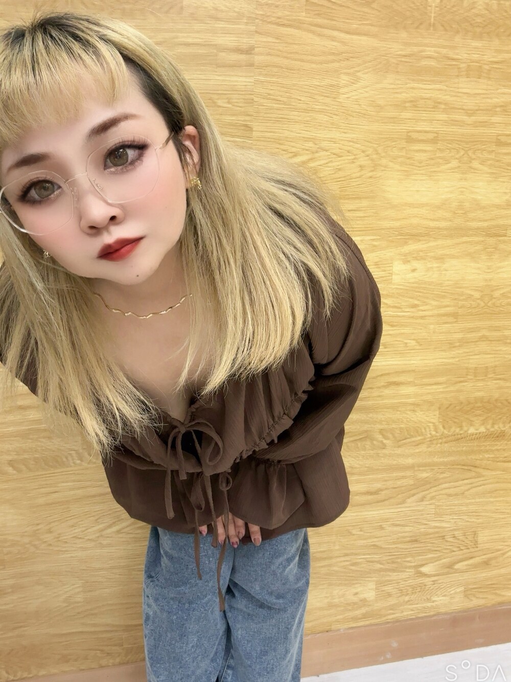 ブラウン系のシャツ/ブラウス、ブルー系のデニムパンツを着用したレディースの秋コーディネートの1枚目の写真