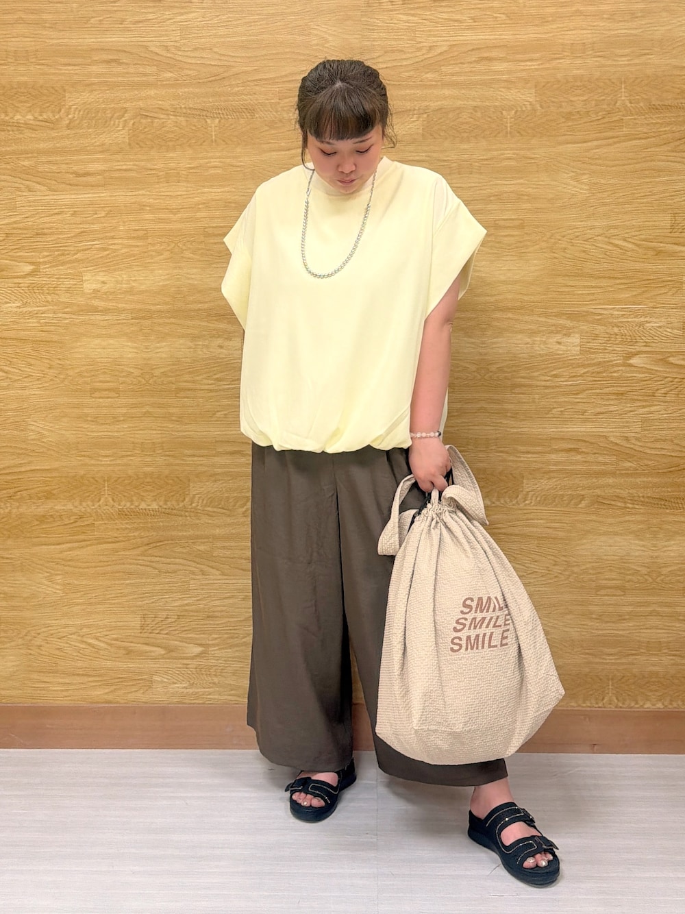 イエロー系のTシャツ/カットソー、グリーン系のその他パンツ、ブラック系のサンダルを着用したレディースの夏コーディネートの1枚目の写真