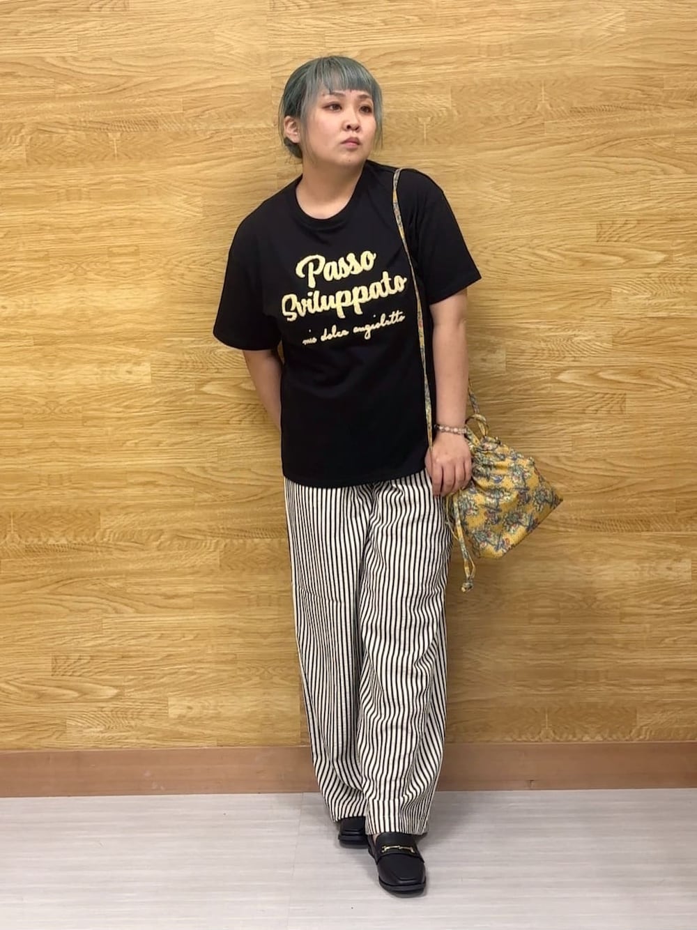 ブラック系のTシャツ/カットソー、ブルー系のその他パンツ、ブラック系のその他シューズを着用したレディースの夏コーディネートの1枚目の写真