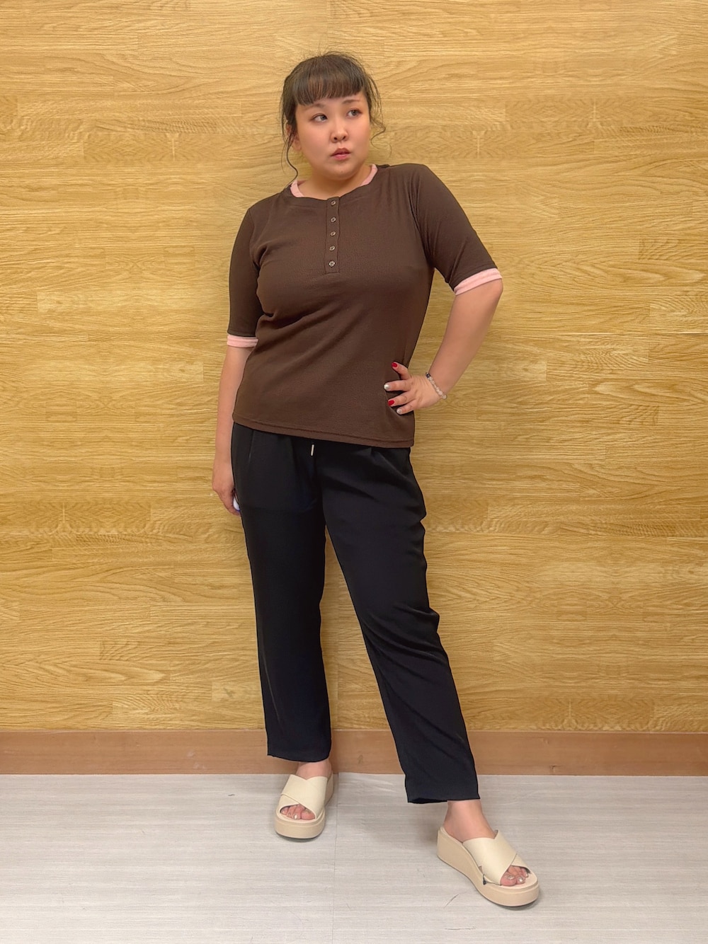 ブラウン系のTシャツ/カットソー、ブラック系のその他パンツ、ベージュ系のサンダルを着用したレディースの夏コーディネートの1枚目の写真