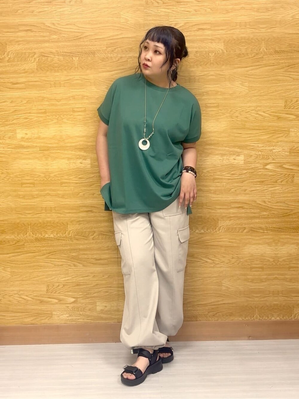 グリーン系のTシャツ/カットソー、ベージュ系のその他パンツ、ホワイト系のネックレスを着用したレディースの夏コーディネートの1枚目の写真
