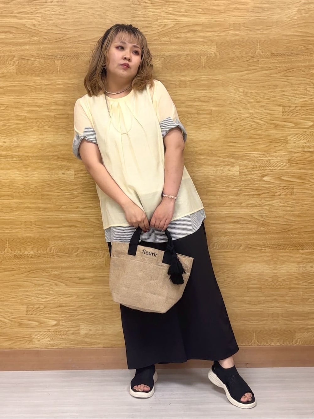 イエロー系のTシャツ/カットソー、ブラック系のその他パンツ、ブラック系のサンダルを着用したレディースの夏コーディネートの1枚目の写真