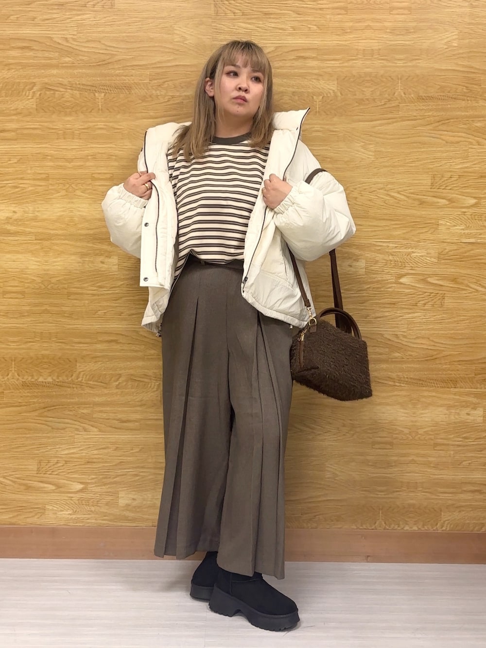 ブラウン系のその他パンツ、ブラウン系のTシャツ/カットソー、ホワイト系のその他アウターを着用したレディースの秋コーディネートの1枚目の写真