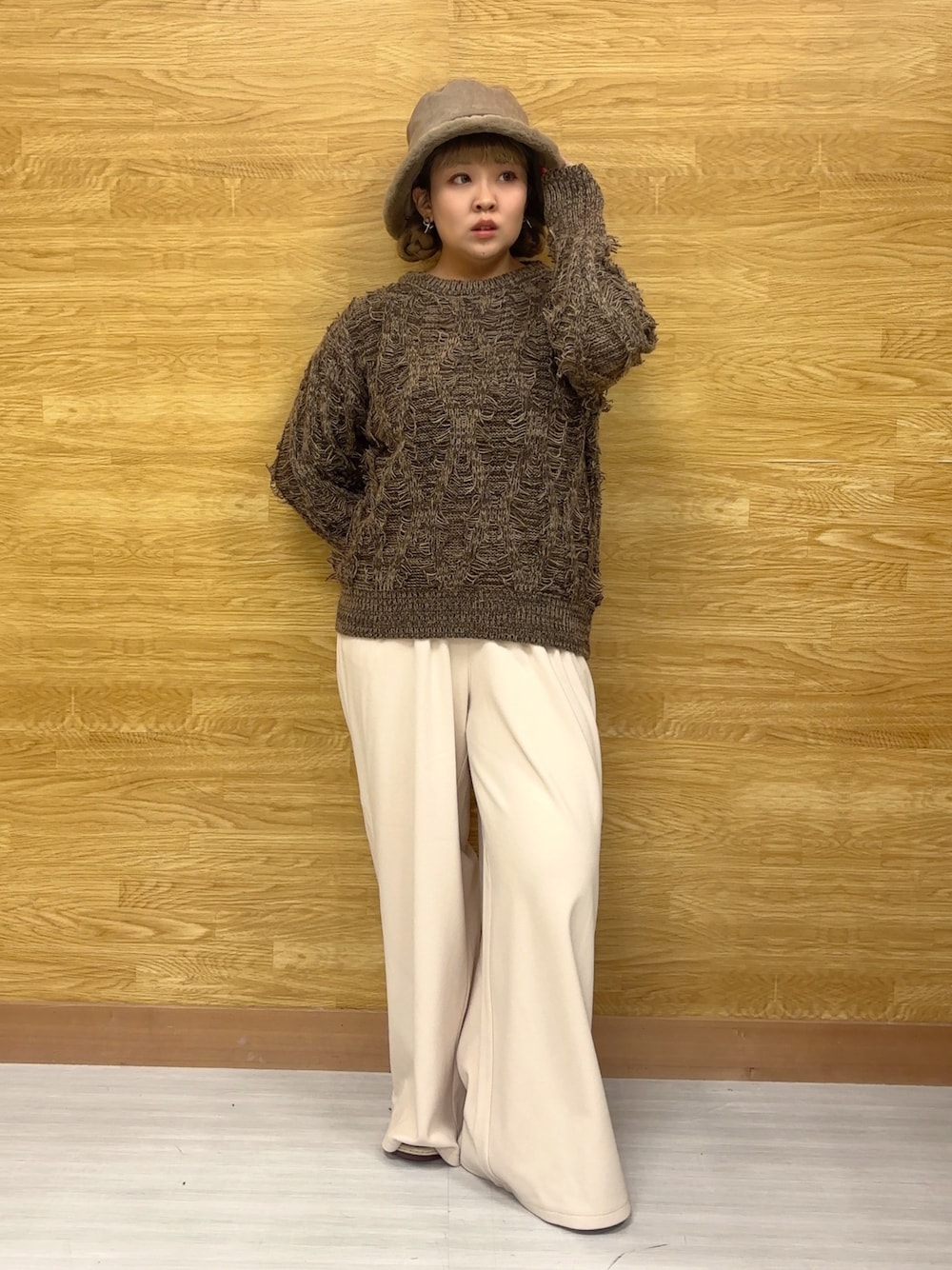 ブラウン系のその他パンツ、ブラウン系のニット/セーターを着用したレディースの冬コーディネートの1枚目の写真