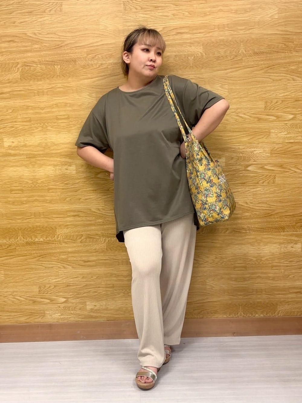 グリーン系のチュニック、ベージュ系のその他パンツ、シルバー系のサンダルを着用したレディースの夏コーディネートの1枚目の写真