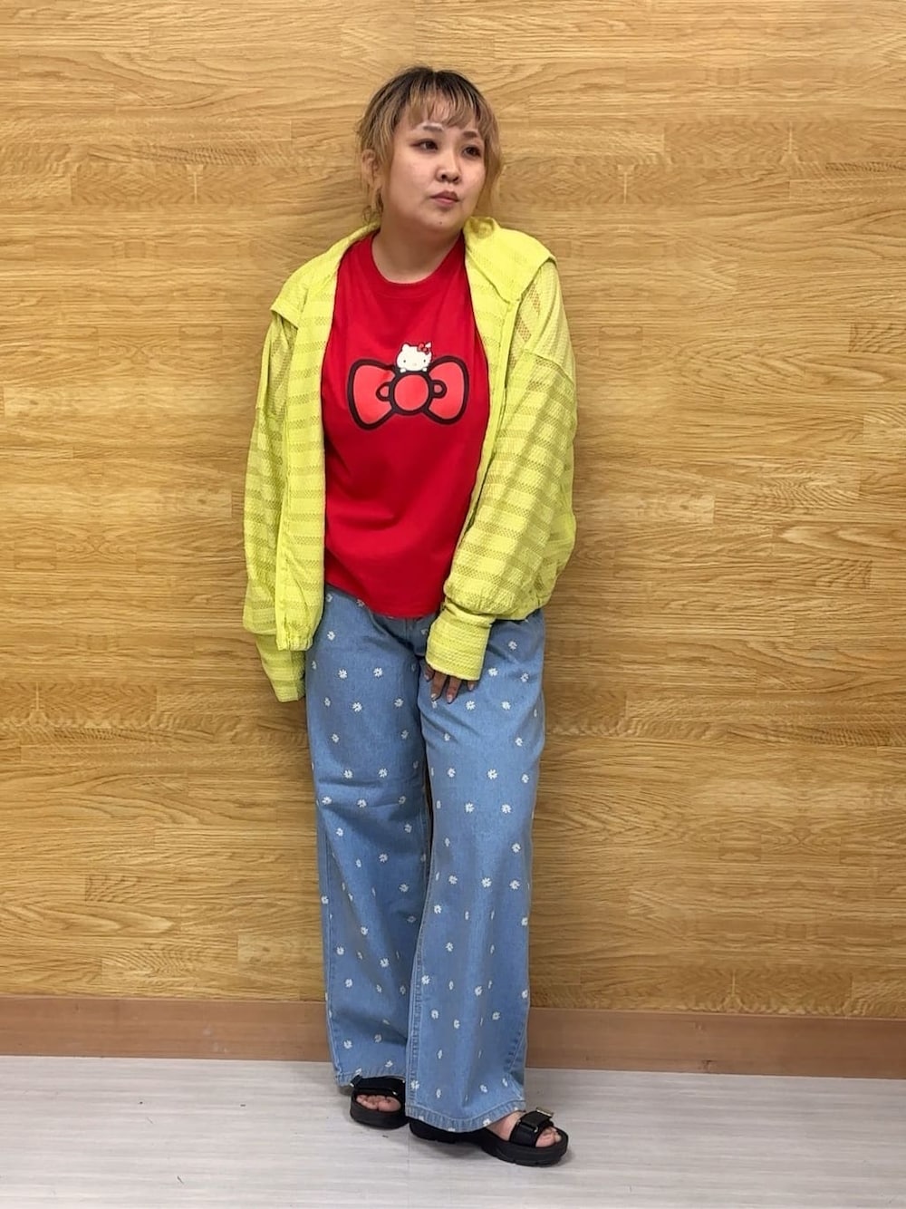 イエロー系のカーディガン/ボレロ、レッド系のTシャツ/カットソー、ブルー系のデニムパンツを着用したレディースの夏コーディネートの1枚目の写真
