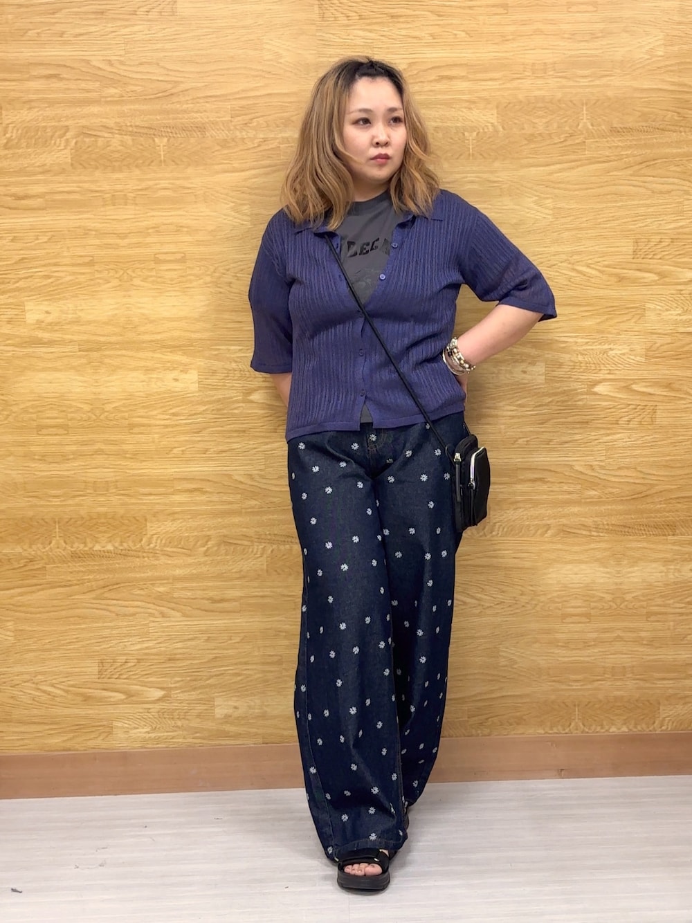 ブルー系のデニムパンツ、ブルー系のニット/セーターを着用したレディースの夏コーディネートの1枚目の写真