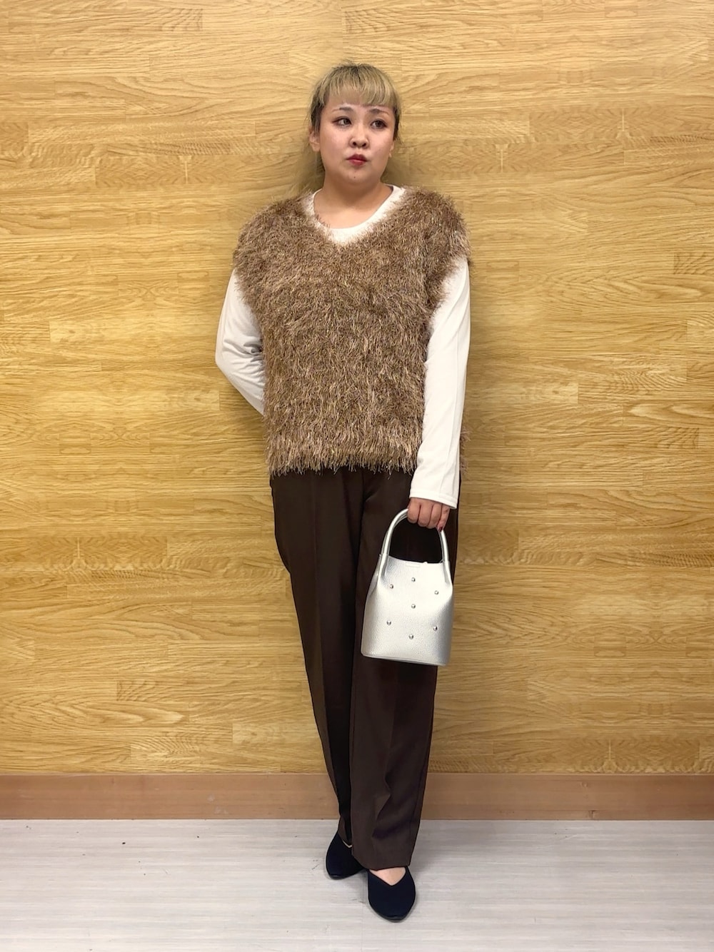 ブラウン系のニット/セーター、ブラウン系のその他パンツを着用したレディースの秋コーディネートの1枚目の写真