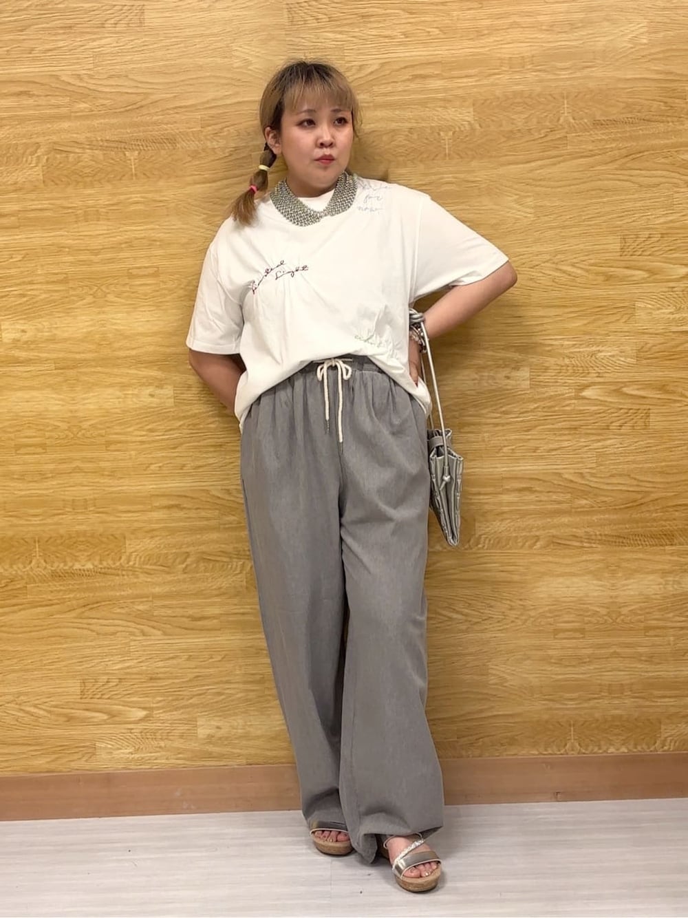 ホワイト系のTシャツ/カットソー、グレー系のその他パンツ、シルバー系のサンダルを着用したレディースの夏コーディネートの1枚目の写真