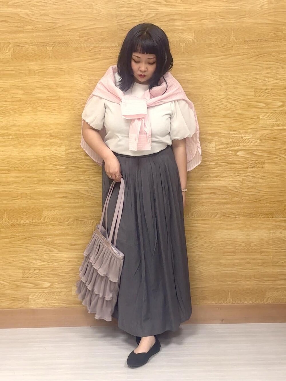 ピンク系のシャツ/ブラウス、ホワイト系のTシャツ/カットソー、グレー系のスカートを着用したレディースの夏コーディネートの1枚目の写真