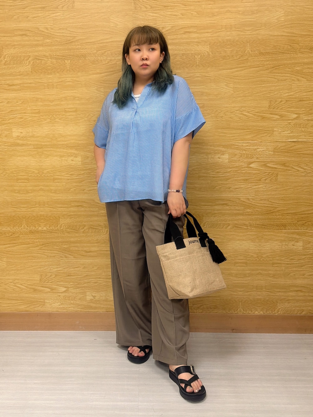 ブルー系のその他トップス、ブラウン系のその他パンツ、ブラック系のトートバッグを着用したレディースの夏コーディネートの1枚目の写真