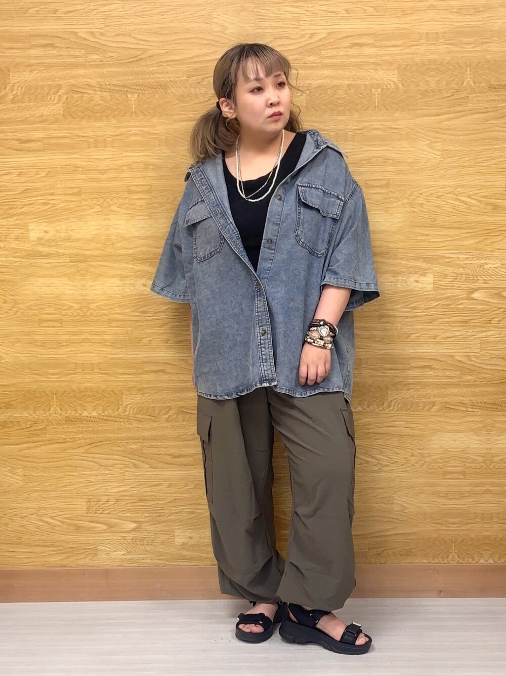 ブルー系のシャツ/ブラウス、ブラック系のその他パンツを着用したレディースの夏コーディネートの1枚目の写真