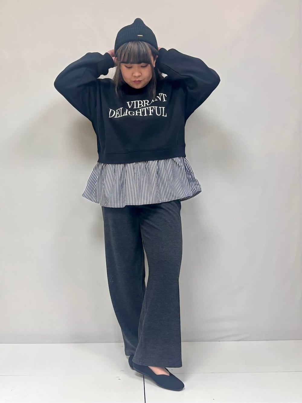 ブラック系のスウェット、ブラック系のその他パンツ、ブラック系のパンプスを着用したレディースの冬コーディネートの1枚目の写真