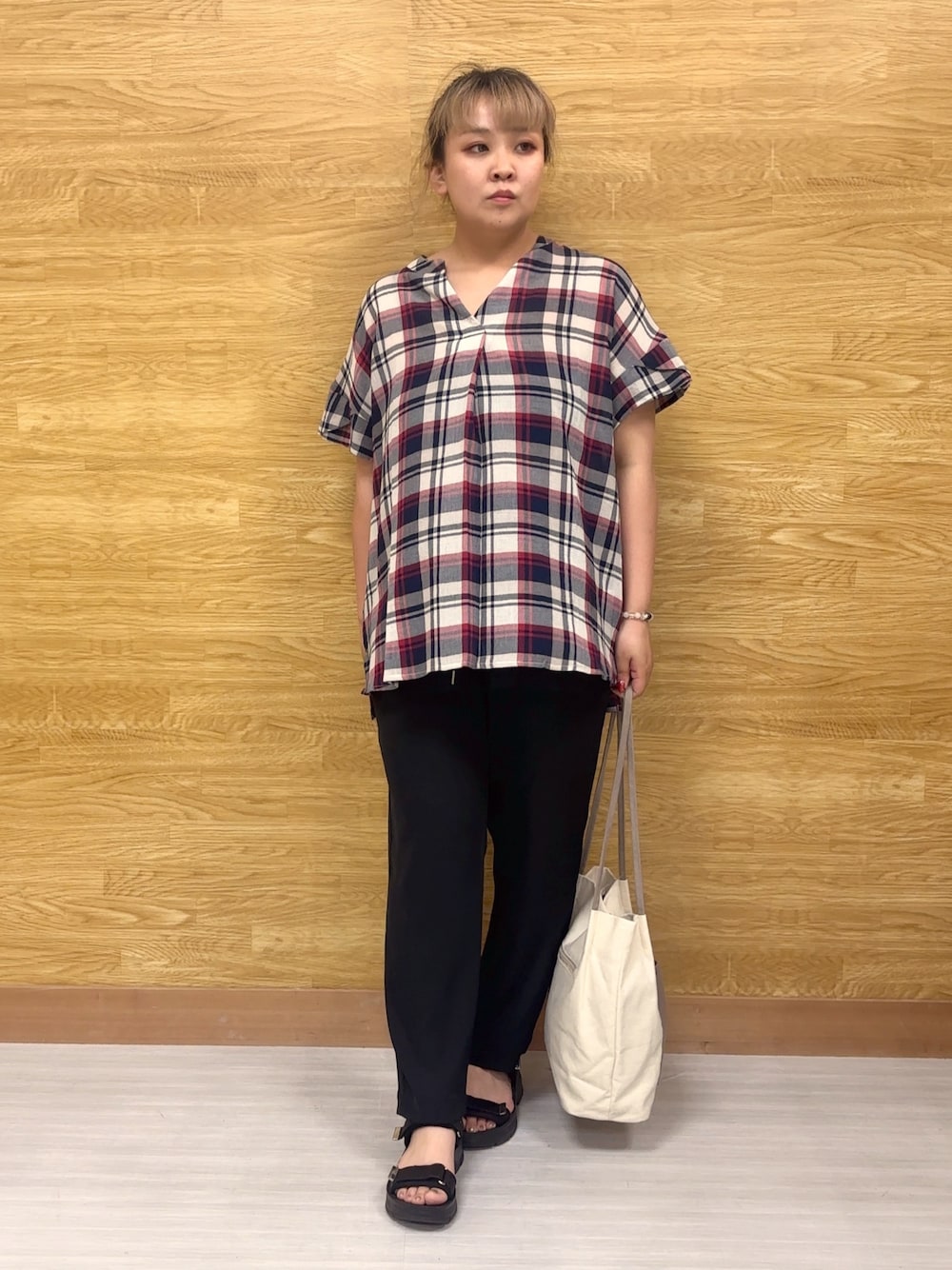 ブラック系のその他パンツ、レッド系のシャツ/ブラウスを着用したレディースの夏コーディネートの1枚目の写真