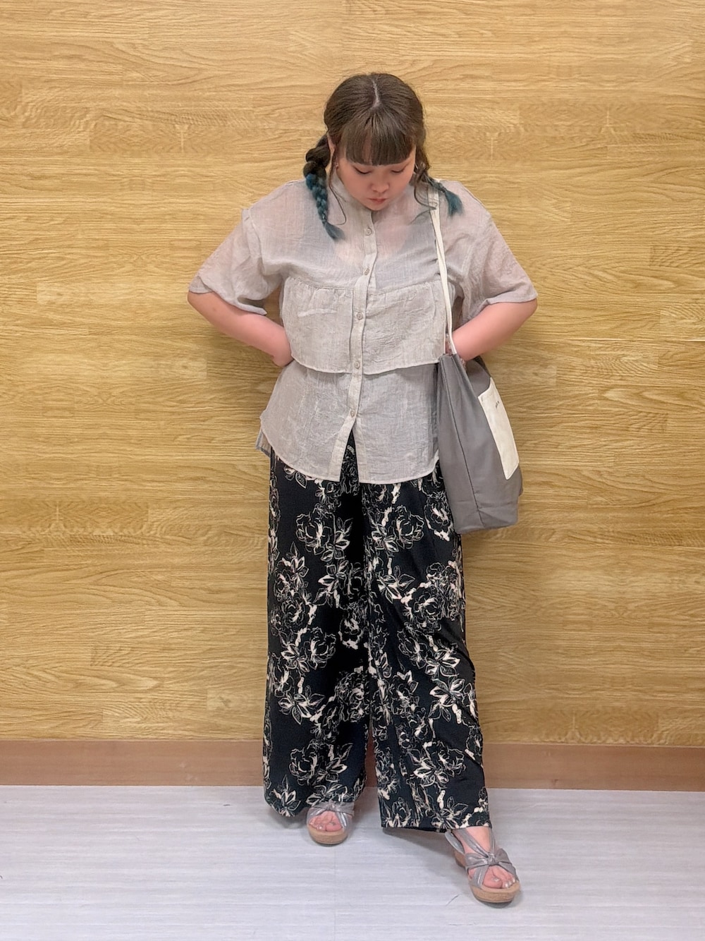 ベージュ系のシャツ/ブラウス、ブラック系のその他パンツ、ブラウン系のサンダルを着用したレディースの夏コーディネートの1枚目の写真