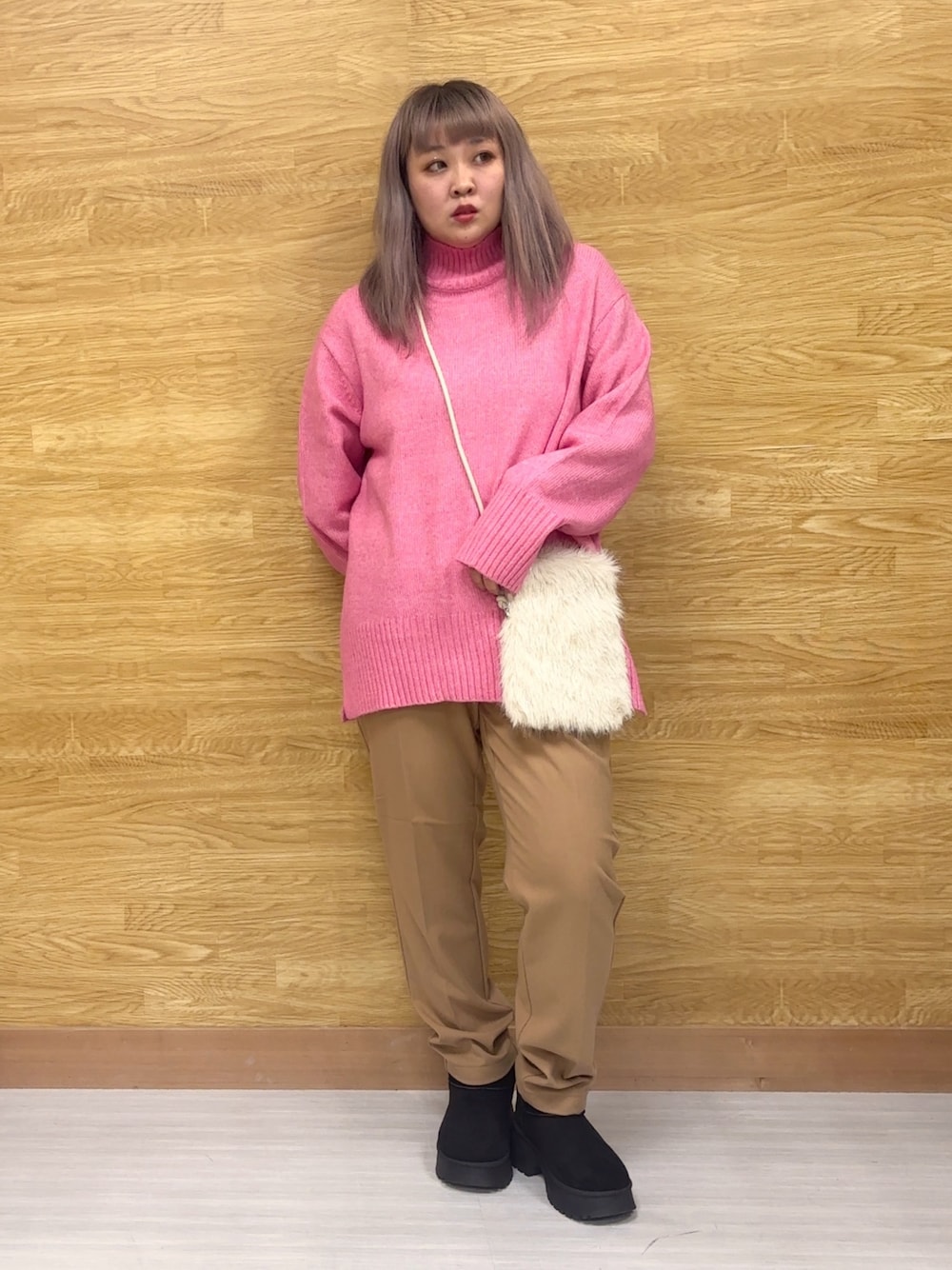 ブラウン系のその他パンツ、ピンク系のニット/セーターを着用したレディースの秋コーディネートの1枚目の写真