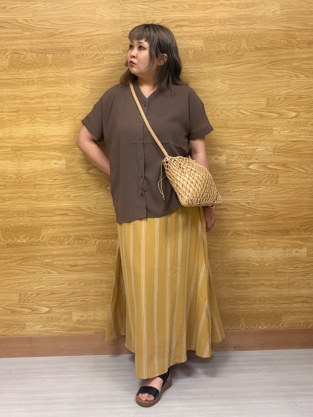 ブラウン系のシャツ/ブラウス、イエロー系のスカートを着用したレディースの夏コーディネートの1枚目の写真