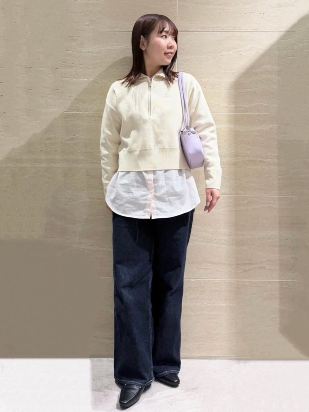 ホワイト系のニット/セーター、ピンク系のシャツ/ブラウス、ブルー系のデニムパンツを着用したレディースの冬コーディネートの1枚目の写真