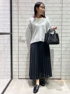 「OPAQUE.CLIP（オペークドットクリップ）のラメヤーンVネックニット【洗濯機洗い可】（Knitwear、シルバー系）」を使った、Natsukiさん（レディース・160cm）の冬コーディネート