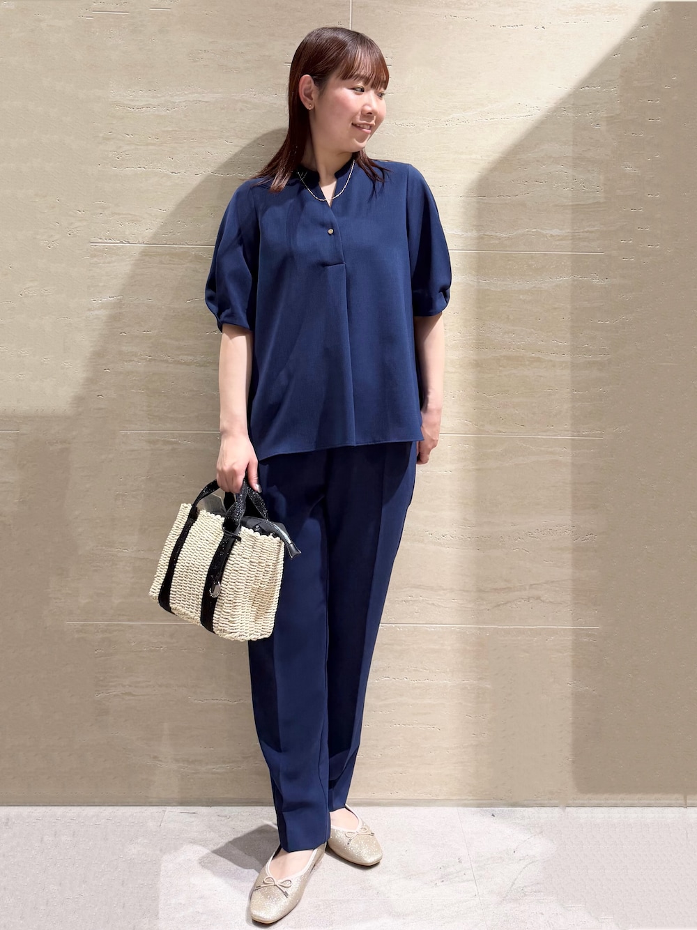 ゴールド系のパンプス、ブルー系のシャツ/ブラウス、ブルー系のその他パンツを着用したレディースの春コーディネートの1枚目の写真