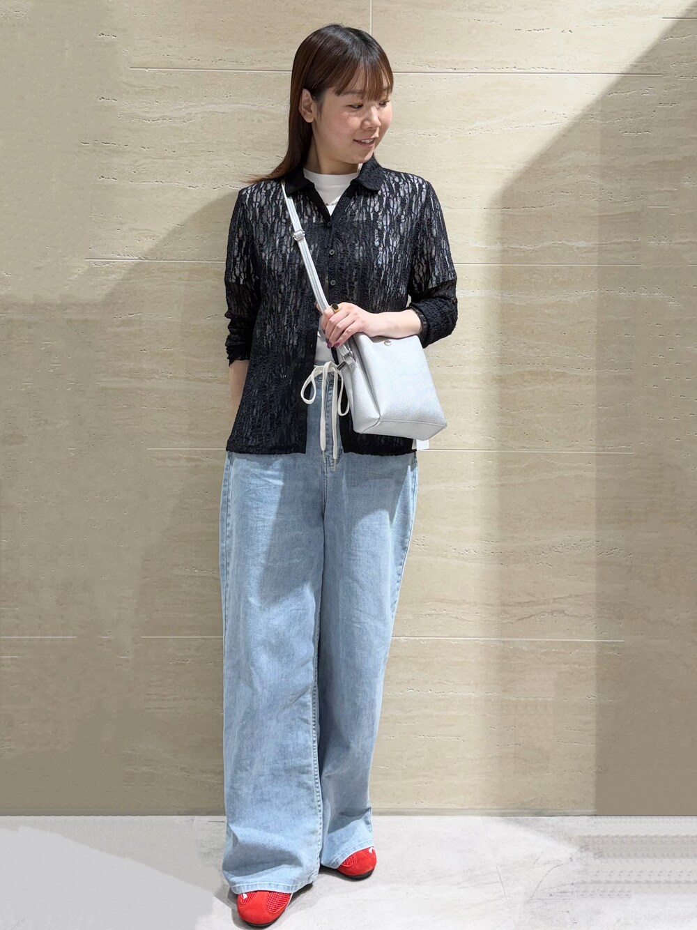ブラック系のカーディガン/ボレロ、ブルー系のデニムパンツ、シルバー系のショルダーバッグを着用したレディースの夏コーディネートの1枚目の写真